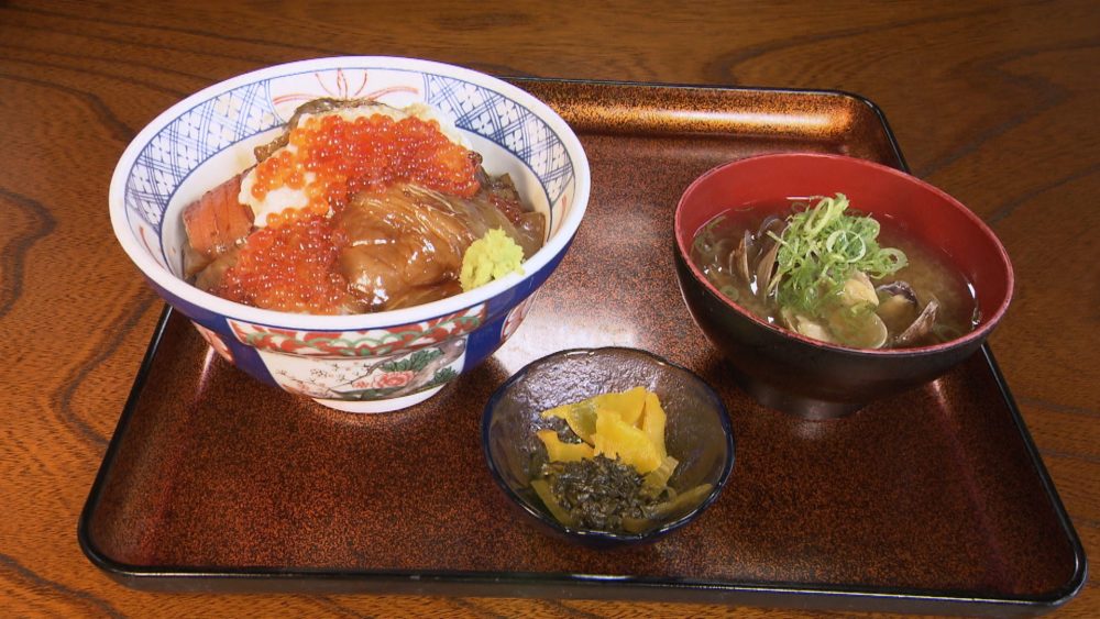 ランチの海鮮丼（汁・漬け物付き）