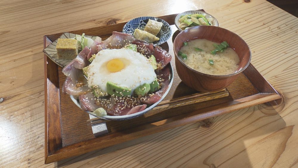 鰹と鰤とアボカドの香味漬け山かけ丼