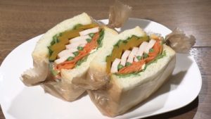 スモークチキンのサンドイッチ